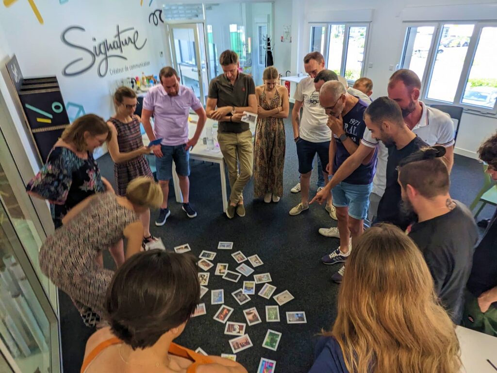 Animation d’un atelier collectif sur les valeurs d’entreprise avec des équipes réunies autour d’un travail collaboratif